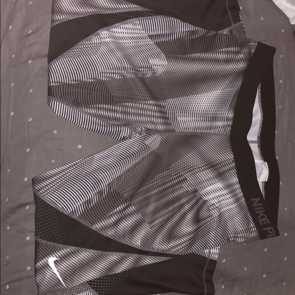 Nike Pro 3/4 Leggings with mesh